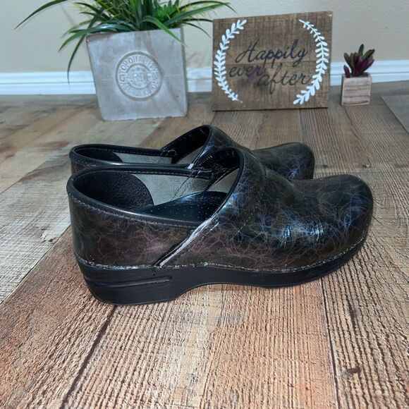 dansko nursing clogs *damaged* - Picture 5 of 11